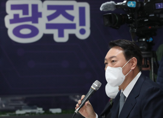 윤석열 국민의힘 대선후보가 23일 오전 광주 북구 인공지능(AI) 중심 산업융합 집적단지 내 AI 데이터센터 건립 예정지를 방문해 인사말을 하고 있다.공동취재